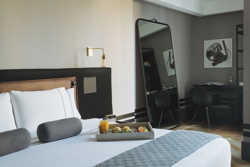 Deluxe Studio Suite, 1 King Bed with Sofa bed photo 2