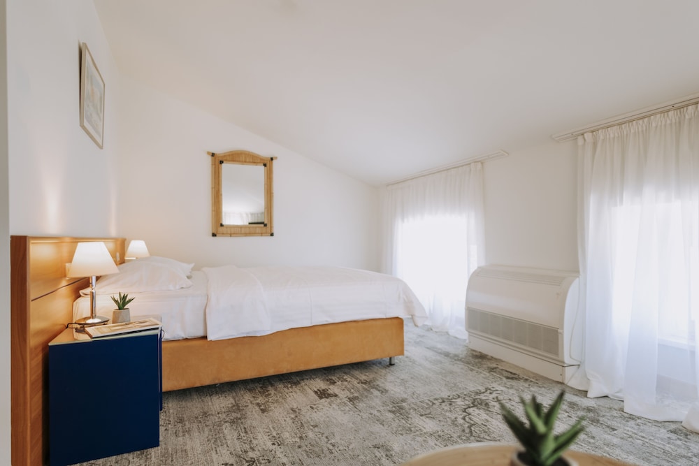 Attic Double Room with Sea View photo 1