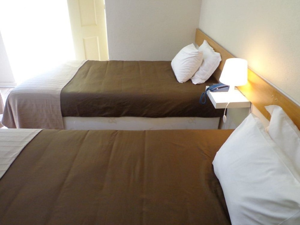 Standard Twin Room - Photo 6