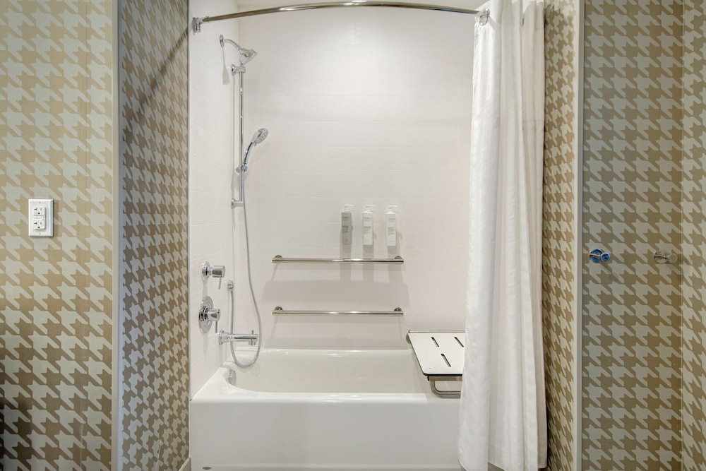 Suite, 2 Queen Beds, Accessible, Bathtub - Photo 4