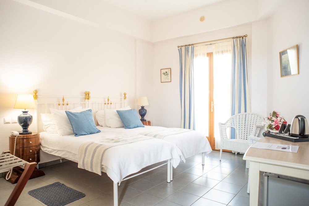 Double or Twin Room, Partial Sea View photo 3