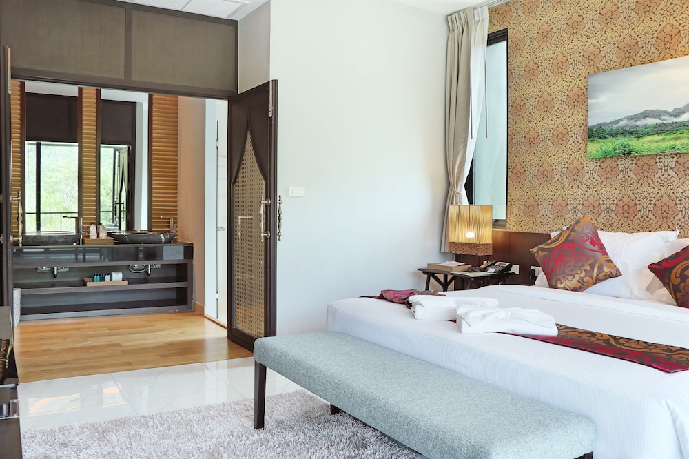 Executive Suite - Photo 3