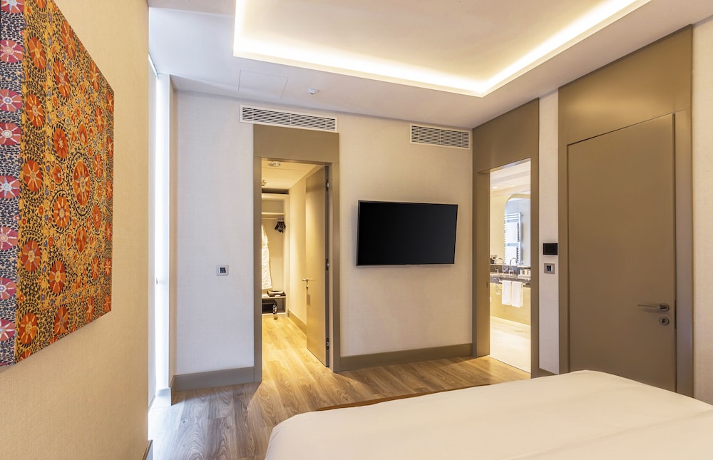 Executive Suite - Photo 2