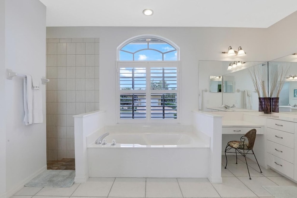 House, Multiple Beds (Waterfront home with views, pool and ) photo 2