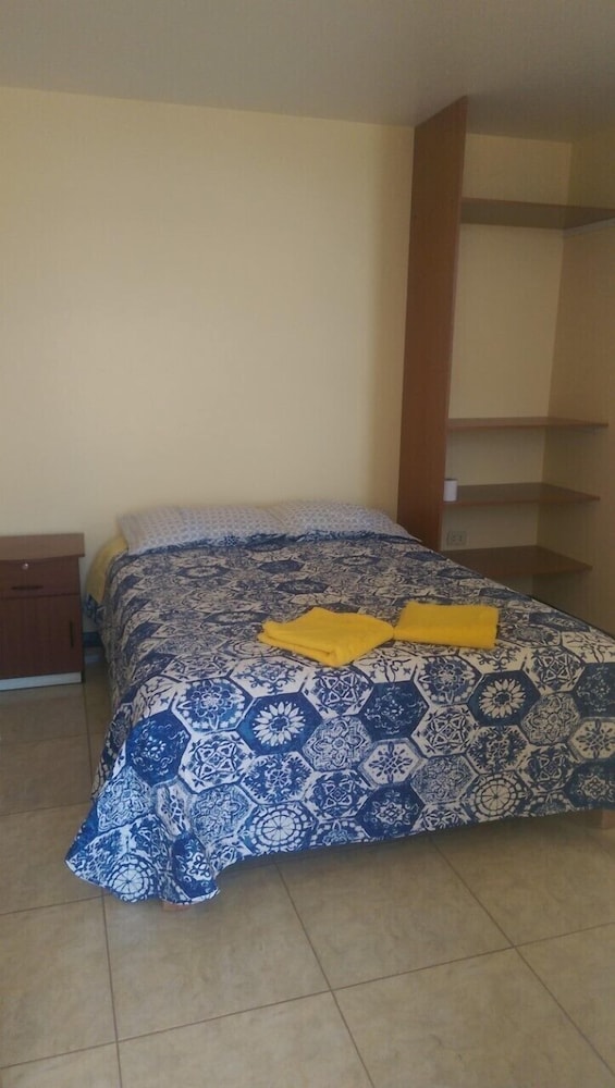 Standard Room, 1 Queen Bed, Private Bathroom (No Kitchen / Sin cocina)
