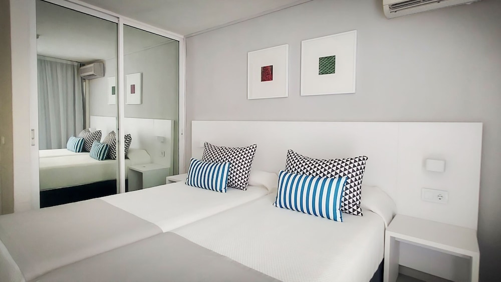 Junior Suite Pool View (2 adults + 1 child)