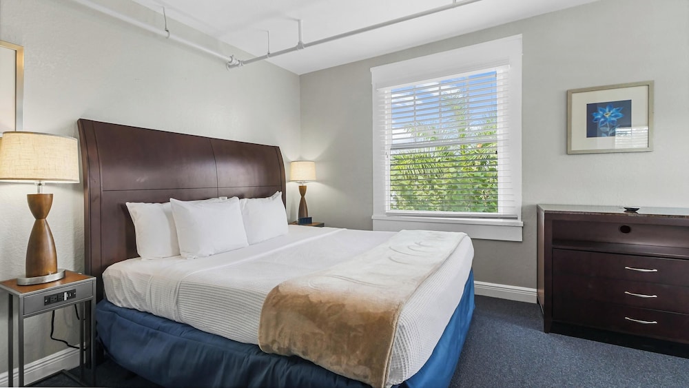 Deluxe Room, 1 King Bed with Sofa bed