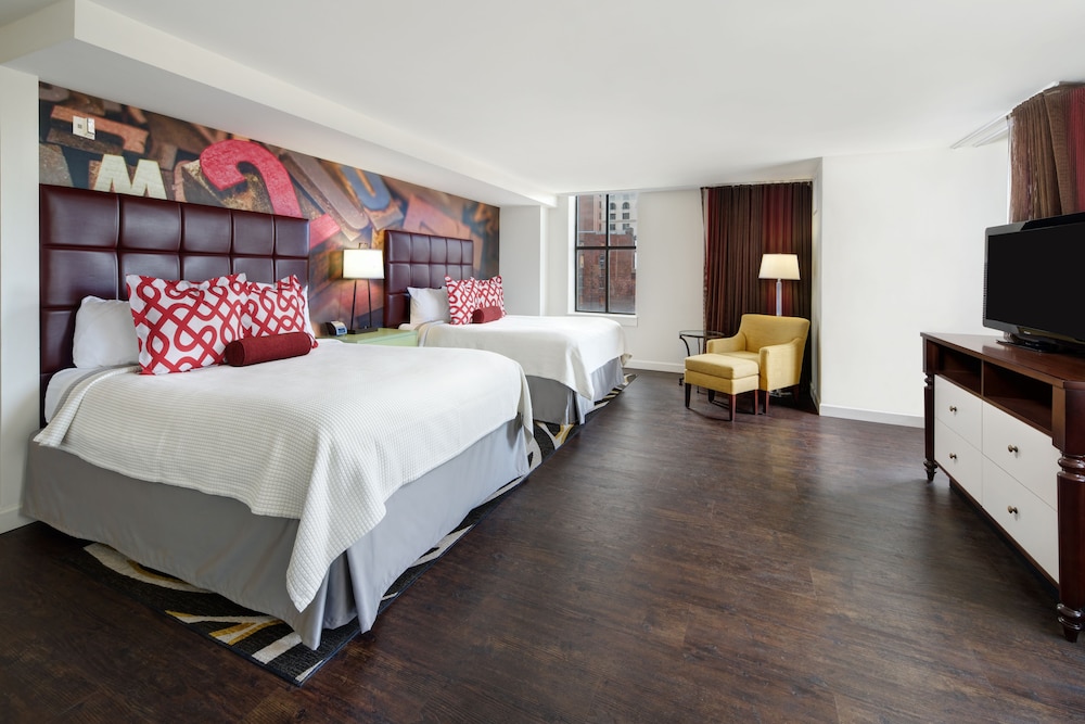 Standard Room, 2 Queen Beds, Roll-In Shower (Communications Accessible) thumbnail 6