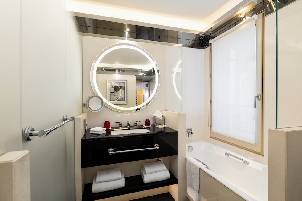 Economy Suite, 1 King Bed, City View photo 3