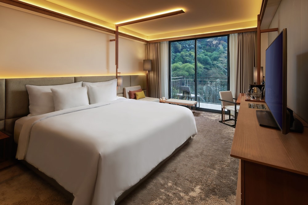 Club Room, 1 King Bed, Balcony, Garden View - Photo 1