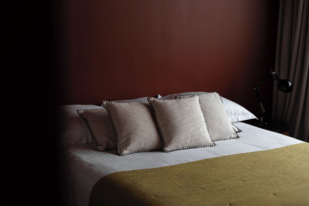 Yellow or Red Room at 2bis, independent of pieuX (200m away) photo 1