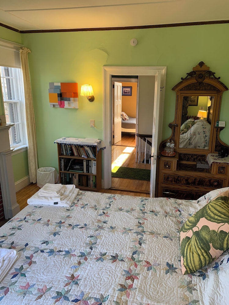 Green Room 1 Queen Bed, Garden View photo 1