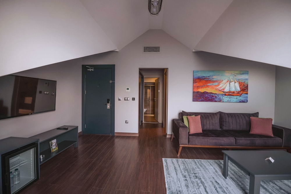 Elite Suite with Balcony and Sea View - Photo 5