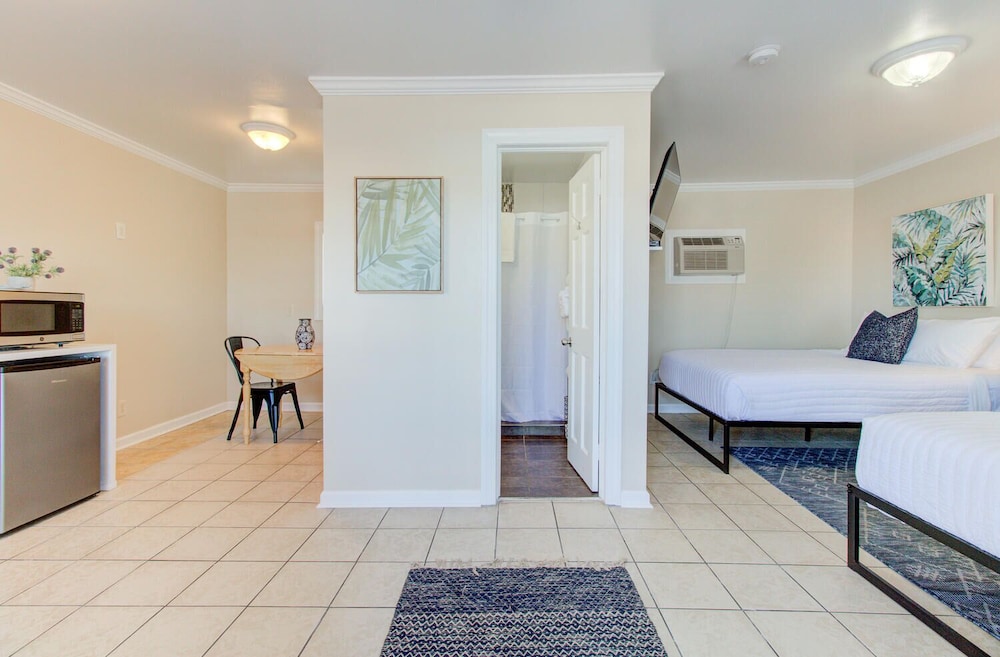 Deluxe Room, 2 Queen Beds, Non Smoking photo 1