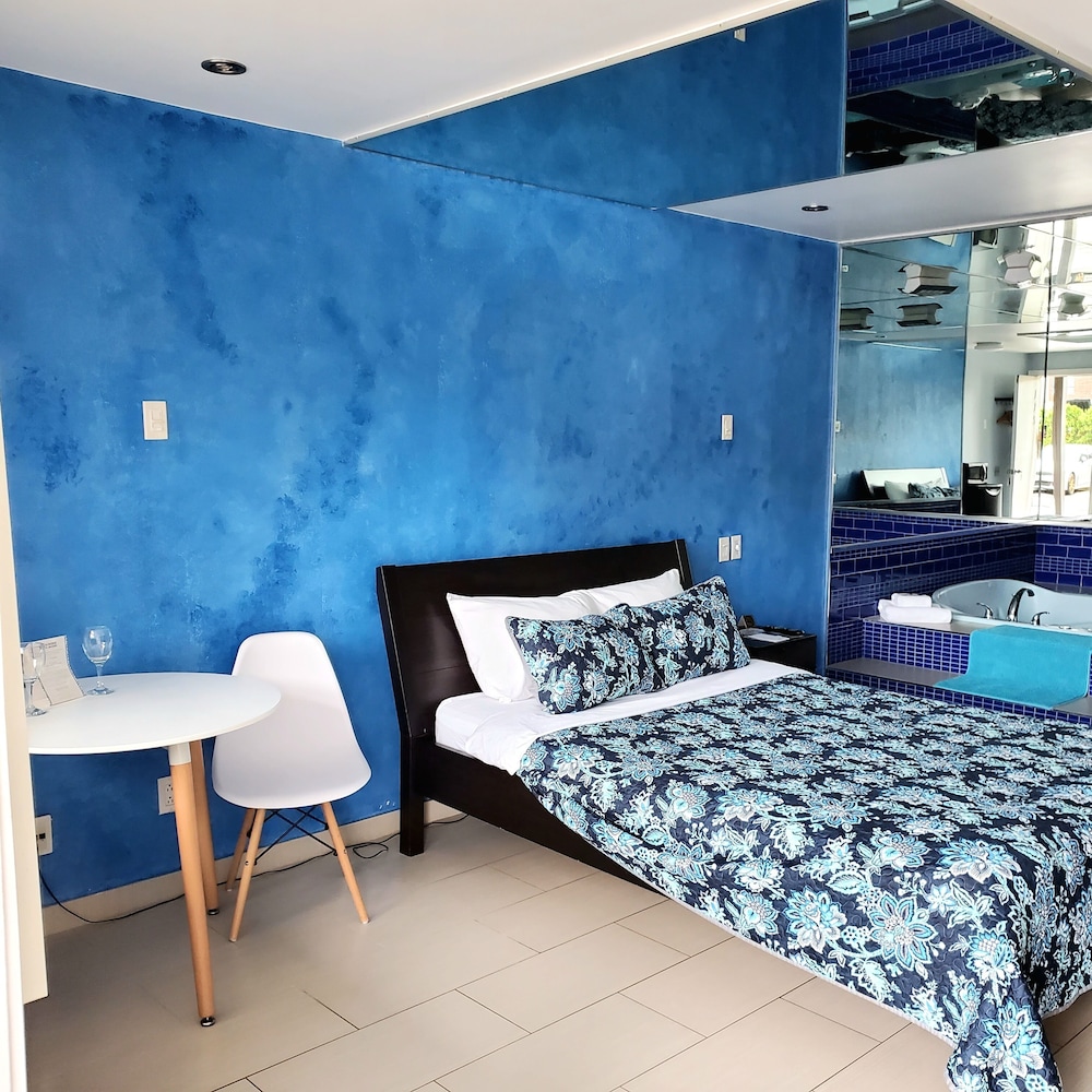 Superior Room, 1 Queen Bed, Non Smoking, Jetted Tub thumbnail 6