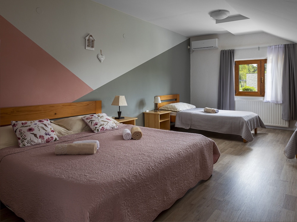 Economy Quadruple Room (Villa Domagoj) photo 2