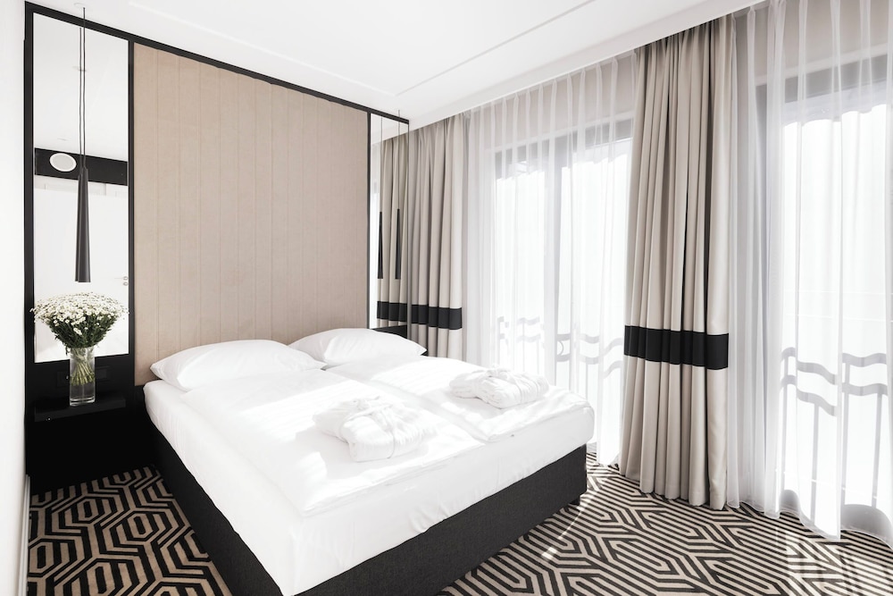 Suite, 2 Bedrooms - Photo 1
