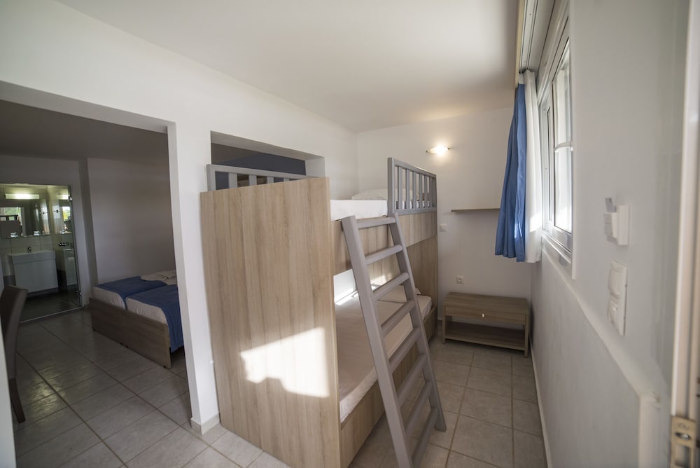 Family Quadruple Room - Photo 12