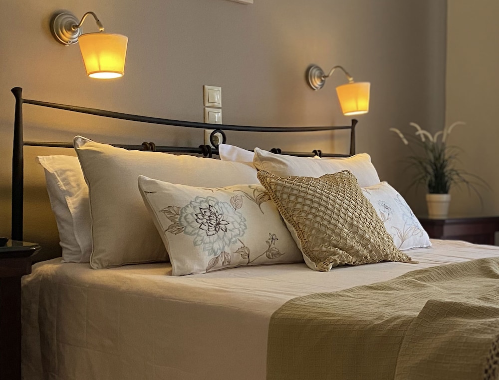 Grand Studio, 1 Queen Bed, Terrace, Garden View (Double) photo 3