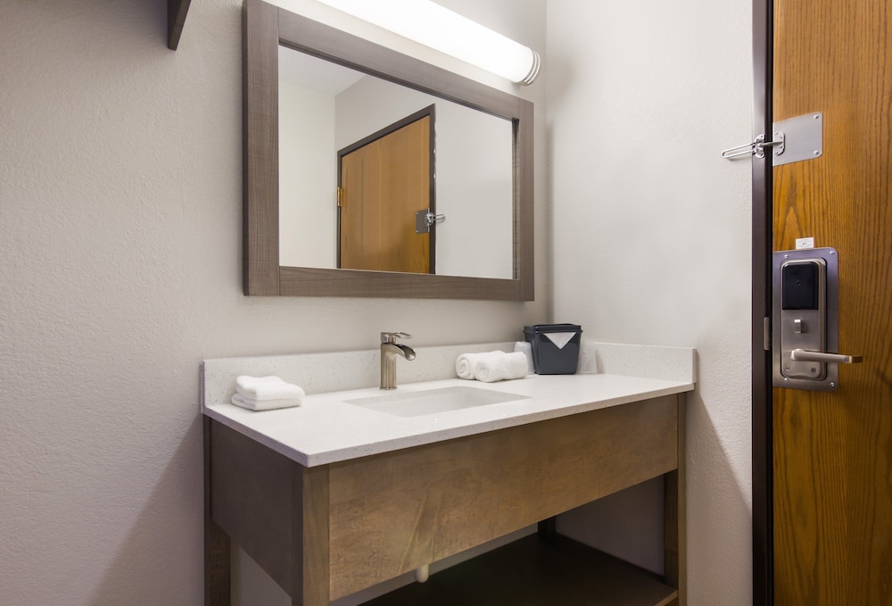 Deluxe Room, 1 King Bed, Non Smoking - Photo 6