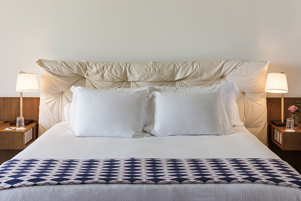 Deluxe Room, 1 King Bed photo 3