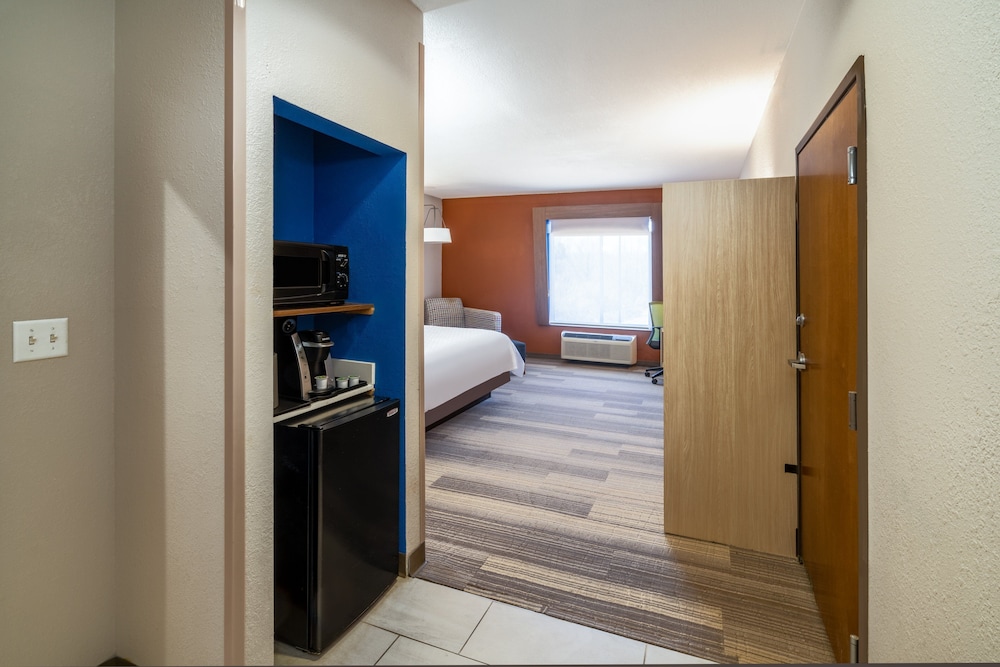 Standard Room, 1 King Bed, Accessible (Communications, Roll-In Shower) - Photo 3