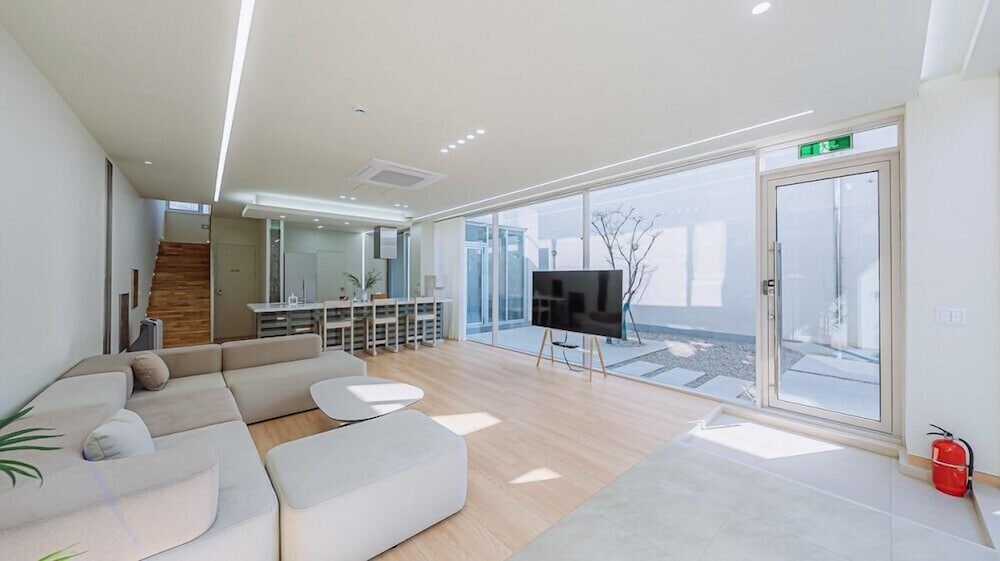 Room (Room 12)