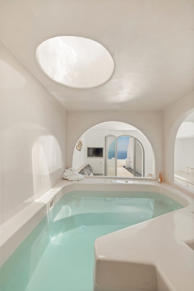 Honeymoon suite with private pool, interior hot tub & Sea View - Photo 6