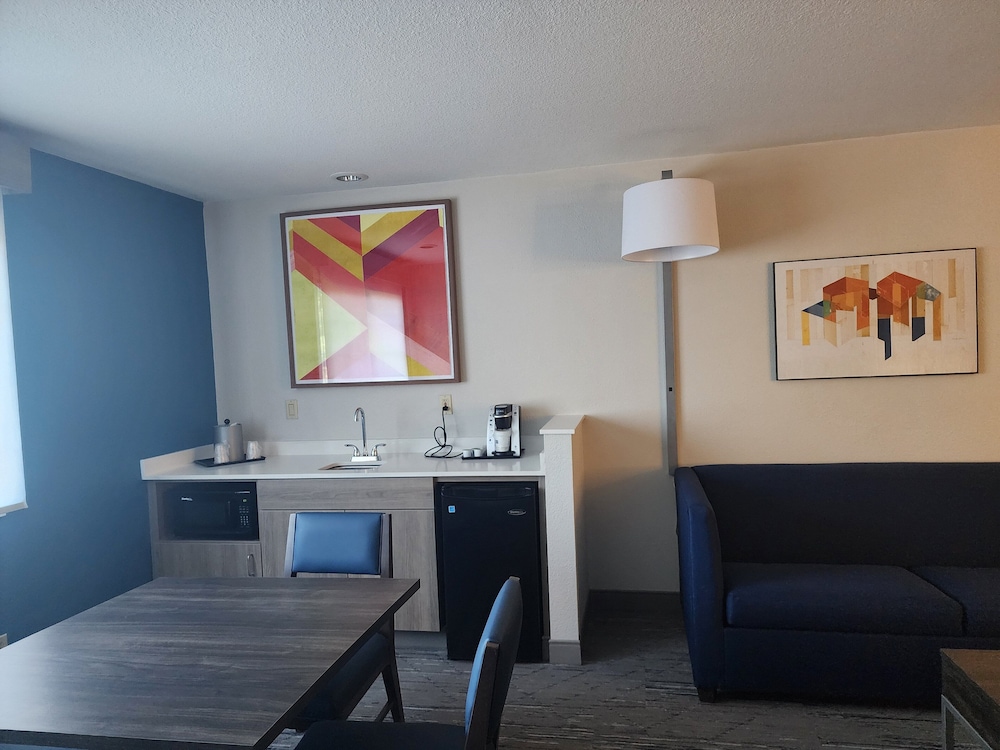 Suite, 1 Bedroom - Photo 5