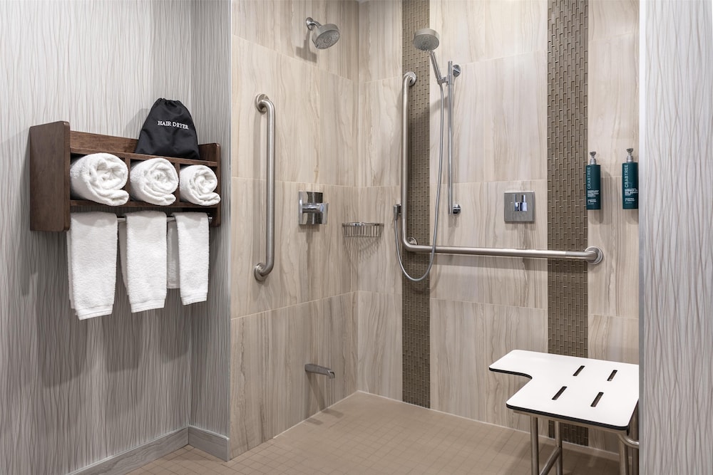 Room, 2 Queen Beds, Accessible (Mobility & Hearing, Roll-in Shower) - Photo 4
