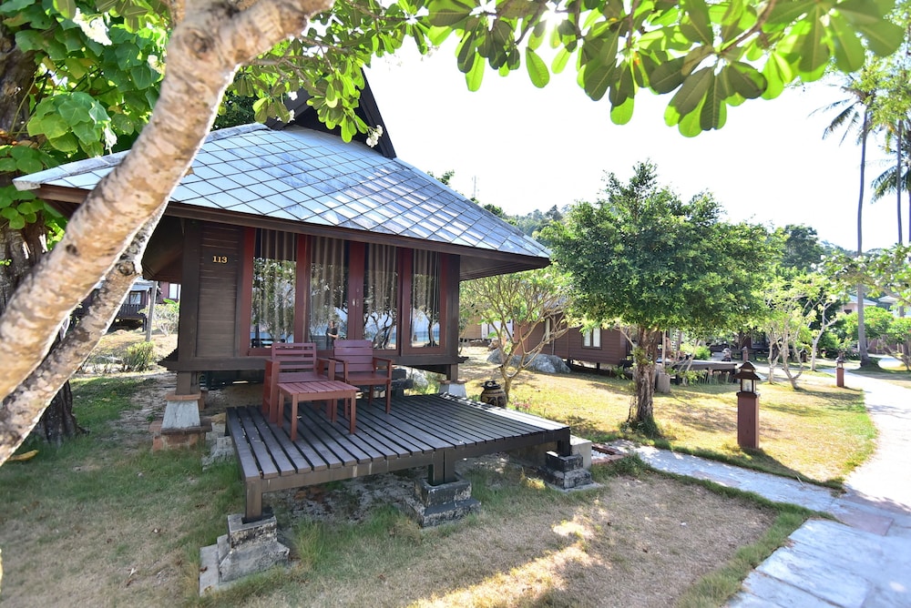 Beachfront Bungalow photo 2