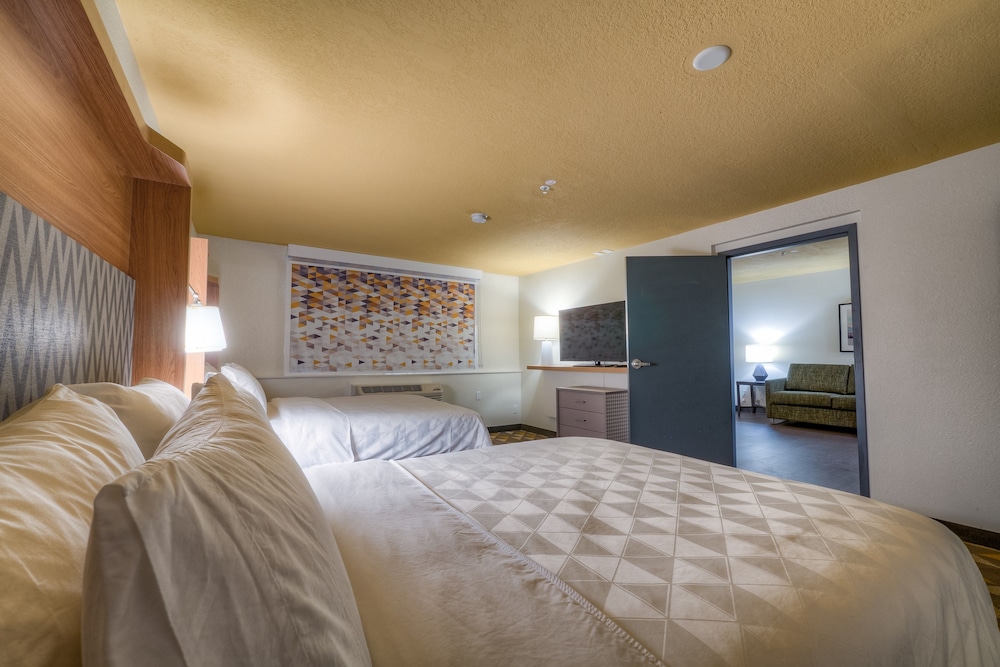 Suite, 2 Queen Beds, Mobility Accessible (Communications, Accessible Shower) - Photo 3