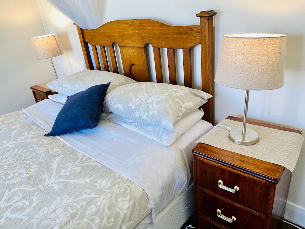 Seacroft Room 5, 1 Queen bed, Courtyard view