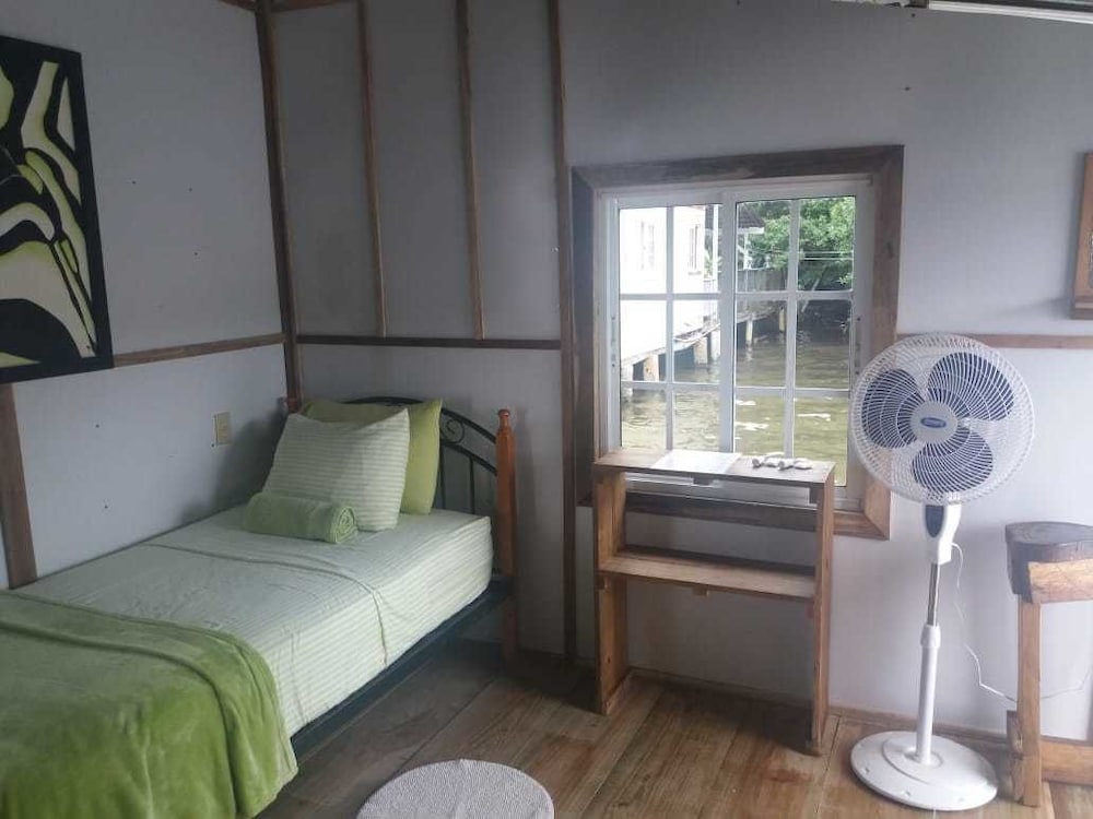 Basic Triple Room, Multiple Beds, Shared Bathroom, Sea View photo 1
