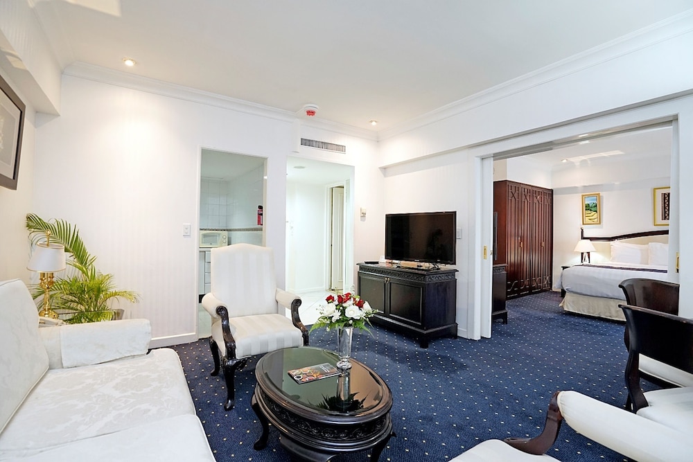 Executive Suite, 1 King Bed - Photo 2