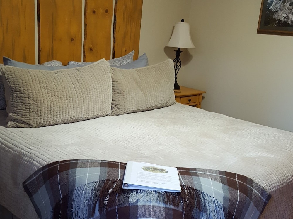 Premium Double Room, Ensuite, Courtyard View (Vernal Falls Room) photo 1
