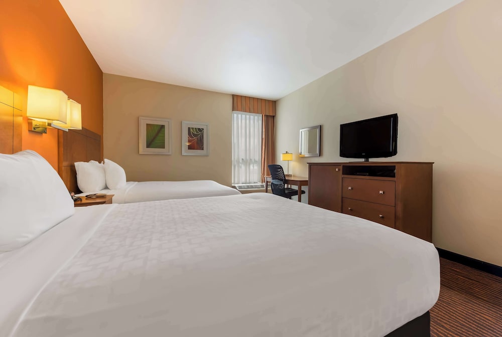 Standard Room, 2 Queen Beds, Non Smoking, Microwave - Photo 4