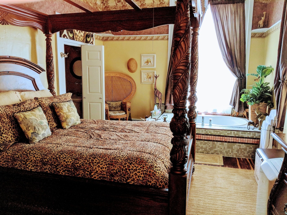 Romantic Room, 1 Queen Bed, Jetted Tub, Garden View (Livingston) photo 1
