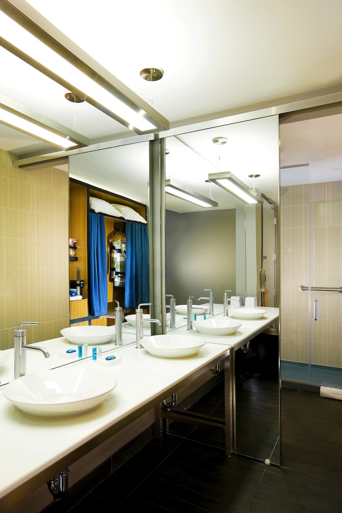 Room, 2 Queen Beds (Mobility Accessible, Roll-In Shower) - Photo 4