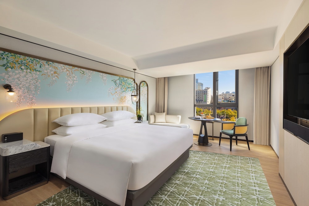 Deluxe Double Room, 1 King Bed, Private Bathroom, City View