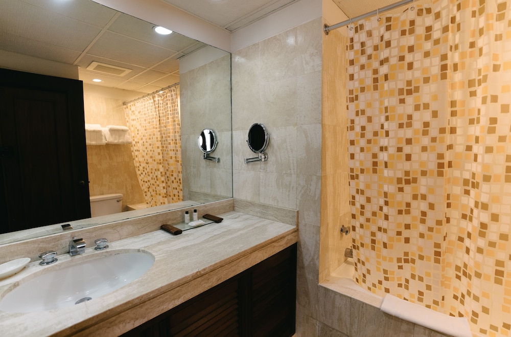 Deluxe Room - Photo 12