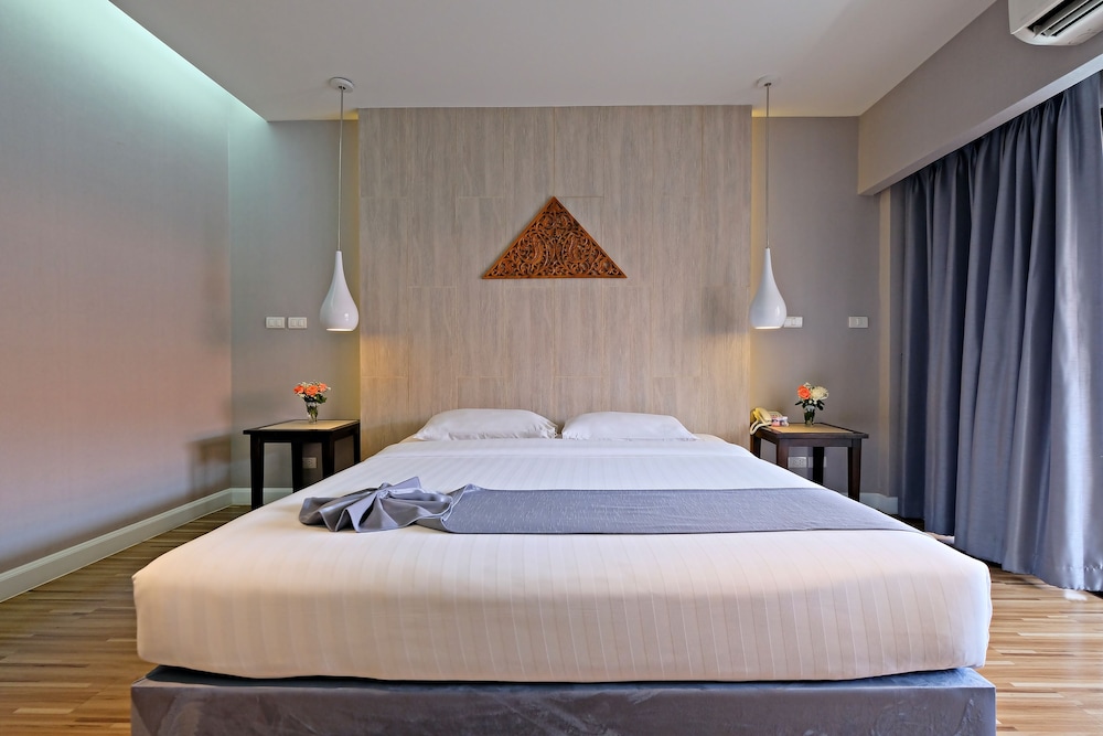 Deluxe Room, 1 King Bed - Photo 2