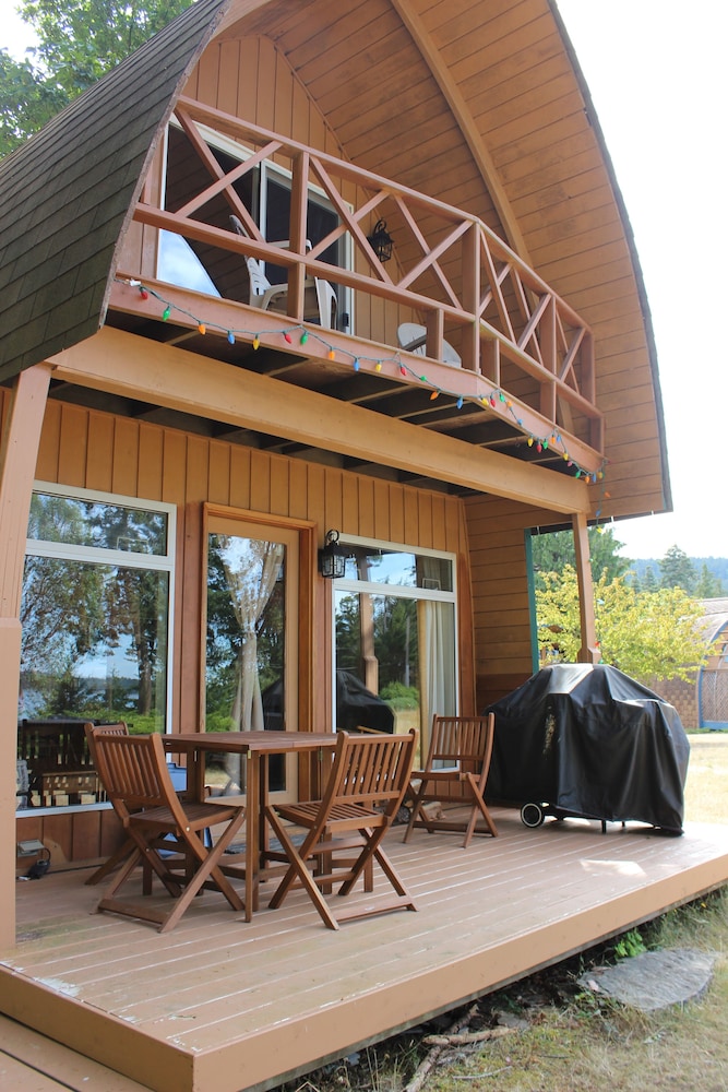 Comfort Chalet, 2 Bedrooms, Fireplace, Ocean View photo 3