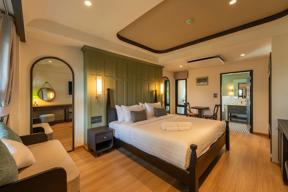 Superior Room, 1 King Bed, Non Smoking, City View