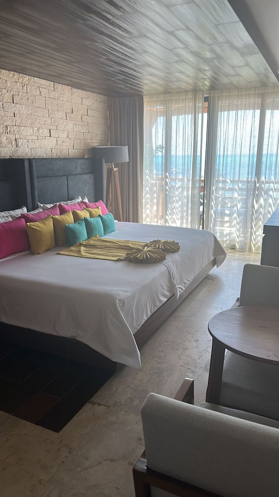 Luxury Junior Suite Extra Large King Bed Ocean View With Balcony