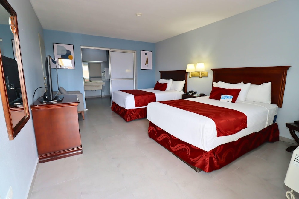 Room, 2 Double Beds, Non Smoking (Accesible) - Photo 8