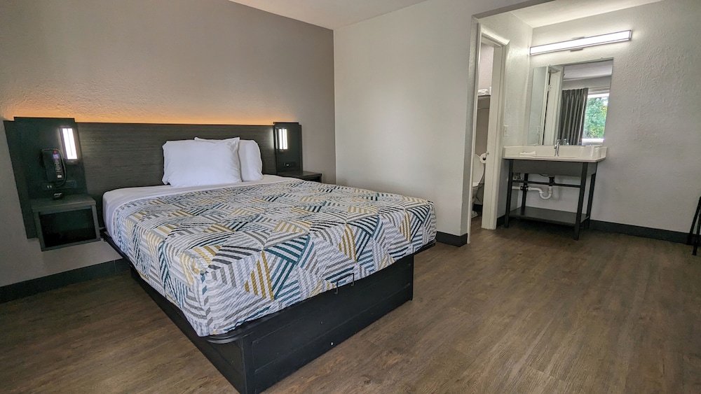 Deluxe Room, 1 Queen Bed, Non Smoking photo 3