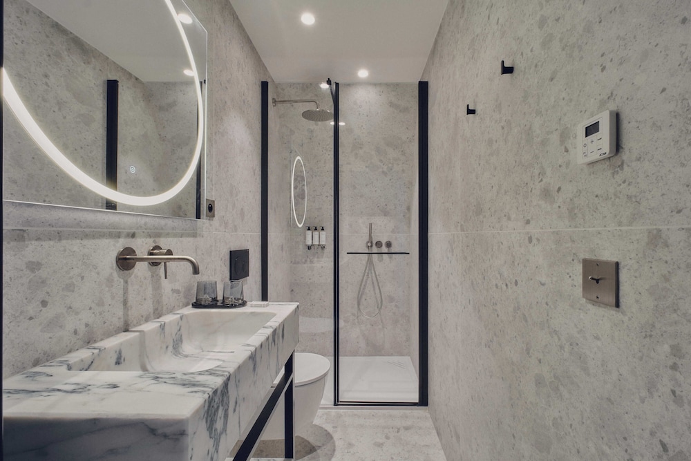 Deluxe One-Bedroom Apartment with City View 603