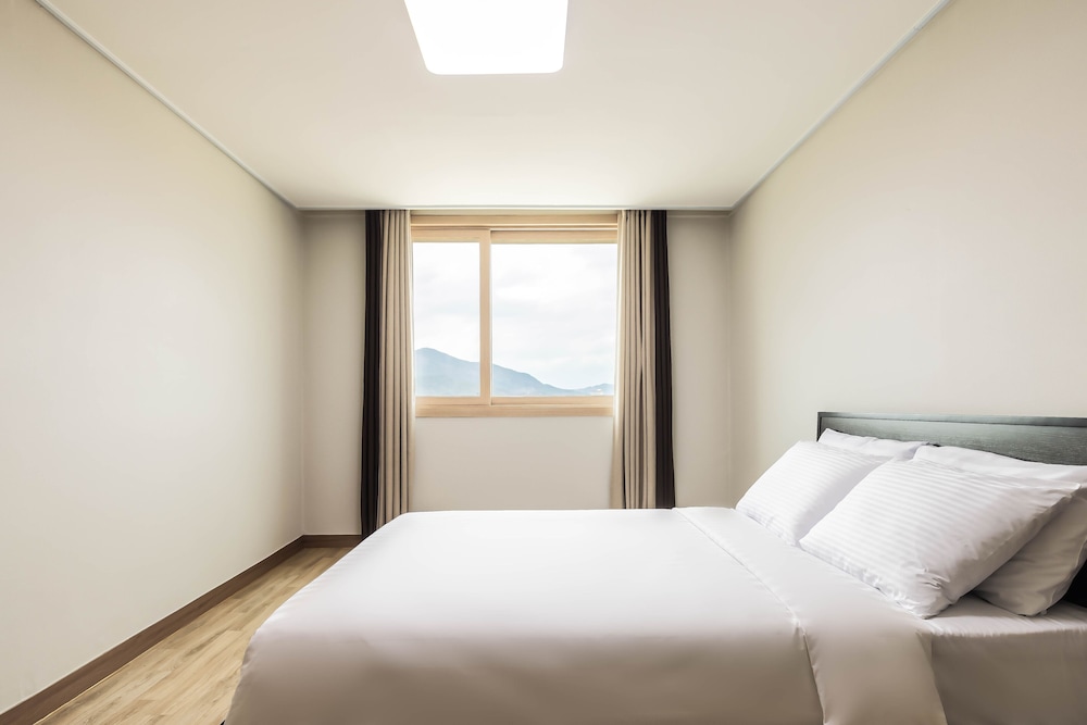 Deluxe Plus (25PY) - Welcome Drink and Breakfast for 2 and Late Check out at 12:00PM photo 2