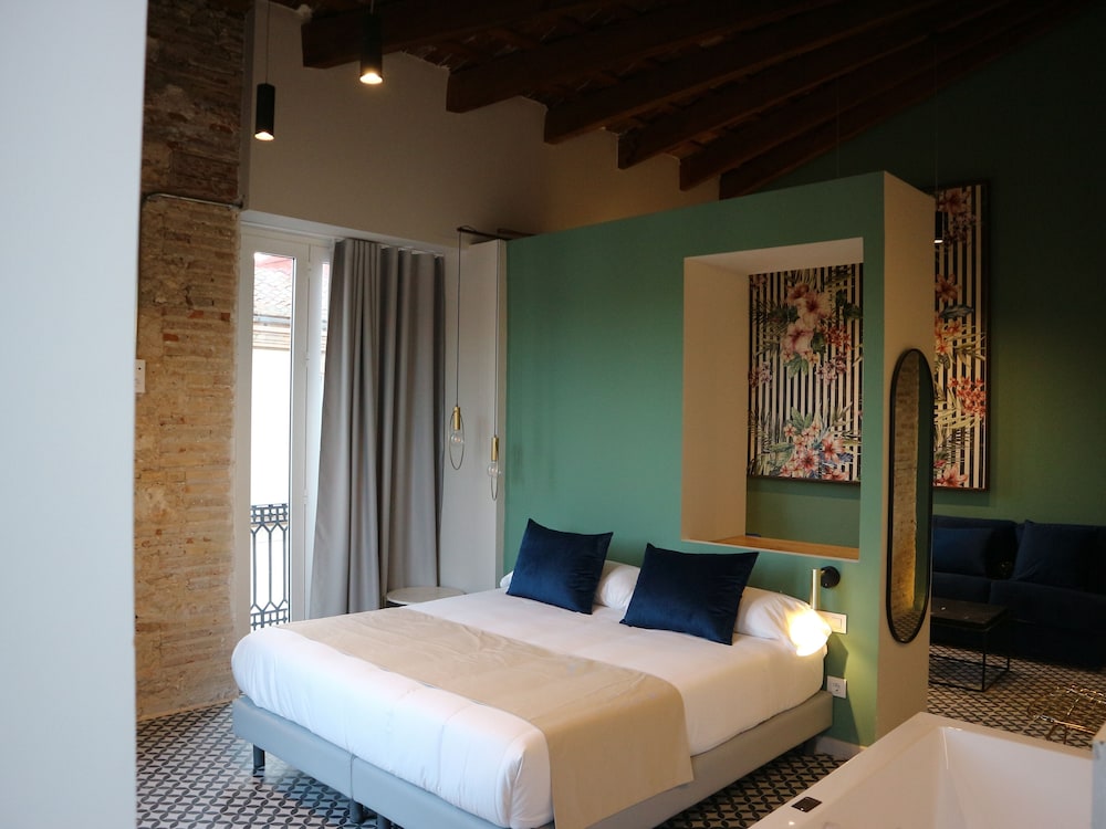 Suite, Hot Tub - Photo 2